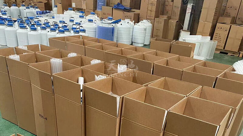 發(fā)往菲律賓的天馳液氮罐正在裝車(chē)