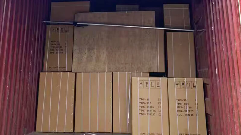 30升35升液氮罐在裝車，發(fā)貨新加坡