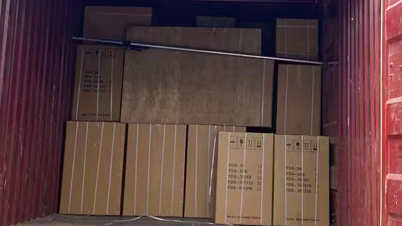 30升35升液氮罐出口裝車，發(fā)往新加坡