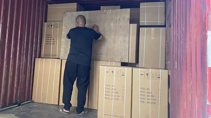 30升35升液氮罐在裝車，發(fā)往新加坡