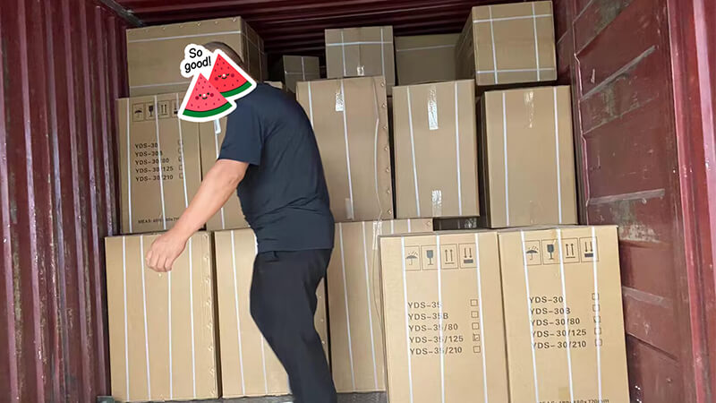 30升35升液氮罐在裝車，開始發(fā)往新加坡